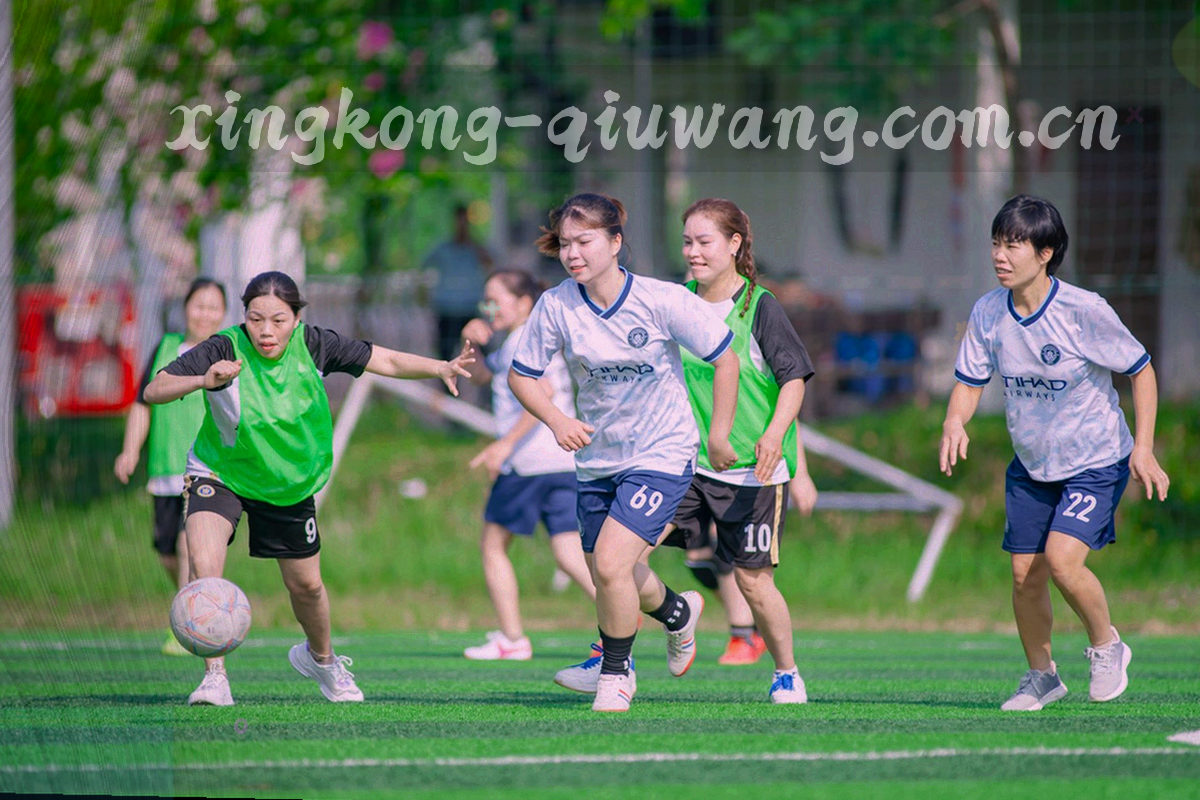 两条方向相反的光轨在深色底上延伸，一条偏紫一条偏青